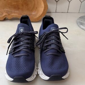 ON Cloudswift 4 Size 8 Men